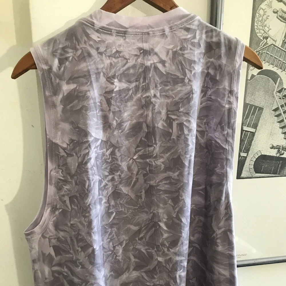 Women’s Lululemon purple tank top size 8 - Picture 2 of 4